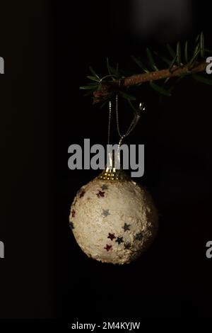 Weiße Weihnachtskugel in einem natürlichen Baum Stockfoto