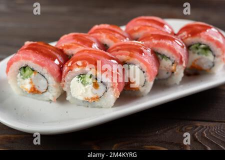 Köstliche, frisch zubereitete Thunfischrollen auf einem weißen Teller. Sushi-Menü-Konzept Stockfoto