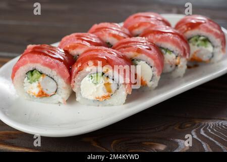 Köstliche, frisch zubereitete Thunfischrollen auf einem weißen Teller. Sushi-Menü-Konzept Stockfoto