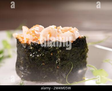 Gunkan Sushi aus tobiko fliegendem Fischrogen im Teller. Japanische Küche. Schließen Stockfoto