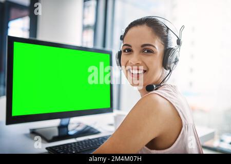 Sie werden froh sein, dass Sie unsere Nummer gewählt haben. Abgeschnittenes Porträt einer attraktiven jungen Frau mit einem Computer mit Chromakey in einem Callcenter. Stockfoto