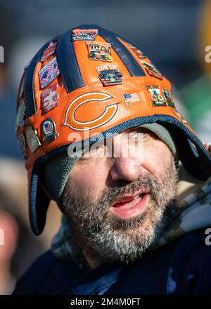 Chicago, Illinois, USA. 18. Dezember 2022. Ein Fan von Chicago Bears schaut bei einem Spiel gegen die Philadelphia Eagles in Chicago, IL, zu. Mike Wulf/CSM/Alamy Live News Stockfoto