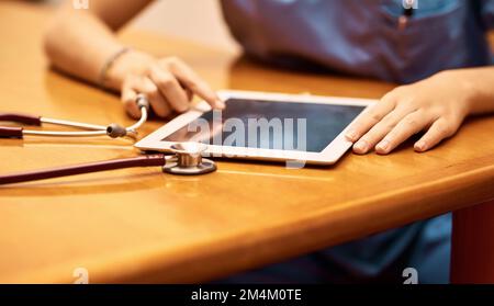 Bereit für jede Krankheit. Eine Krankenschwester mit einem digitalen Tablet. Stockfoto