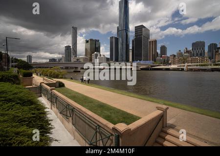 Brisbane City & Victoria Bridge von der Clem Jones Promenade über den Brisbane River Stockfoto