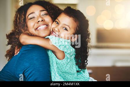 Liebe jenseits von Massen genießen. Eine junge Mutter und ihre Tochter verbringen viel Zeit zu Hause. Stockfoto