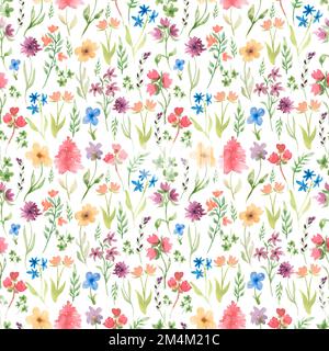 Wasserfarbenes, nahtloses Sommermuster mit hübschen Wiesenblumen. Handgezeichnete Wildblumen. Kräuterpapier. Blumenstrauß. Stockfoto