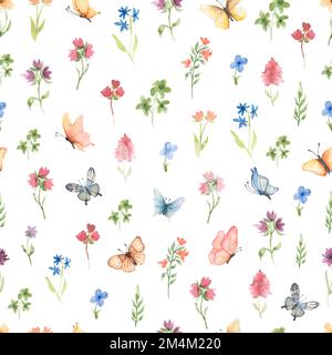 Wasserfarbenes, nahtloses Sommermuster mit hübschen Wiesenblumen und Schmetterling. Handgezeichnete Wildblumen und Insekten. Kräuterpapier. Blumenstrauß. Stockfoto