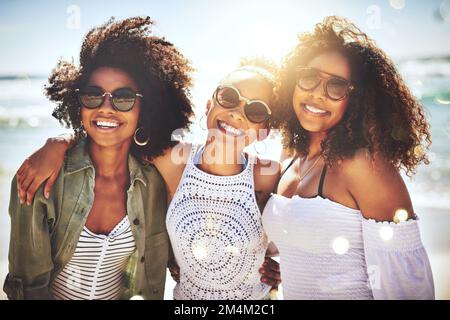 Du wirst immer herausfinden, dass wir Spaß haben. Drei Freunde amüsieren sich an einem sonnigen Tag am Strand. Stockfoto