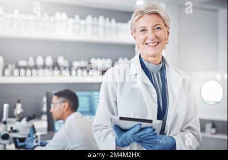 Tablet, Porträt oder leitender Wissenschaftler im Labor mit einem fröhlichen Lächeln, Wachstumsdenken oder Zielen in der medizinischen Wissenschaft. Gesicht, Frau oder reifer Arzt mit Stockfoto