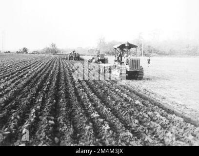 Landwirtschaftliche Maschinen – Neue amerikanische landwirtschaftliche Maschinen getestet in Frankreich. Fotos von Marshall-Plan-Programmen, Ausstellungen und Personal Stockfoto