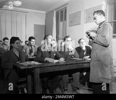 Beamte - Barry Bingham, Leiter der EAC-Mission in Frankreich, besucht Schulen. Fotos von Marshall-Plan-Programmen, Ausstellungen und Personal Stockfoto