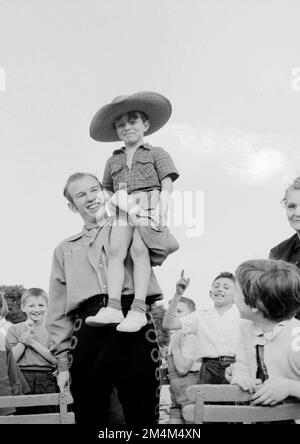 Schauspieler von „Oklahoma“ im Tuileries Garden und Paris Café. Fotos von Marshall-Plan-Programmen, Ausstellungen und Personal Stockfoto