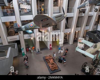 Allgemeine Ansicht der Ausstellungen in der Zentralhalle (einschließlich Supermarine Spitfire) Imperial war Museum, London, Großbritannien. Stockfoto