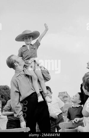 Schauspieler von „Oklahoma“ im Tuileries Garden und Paris Café. Fotos von Marshall-Plan-Programmen, Ausstellungen und Personal Stockfoto