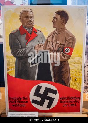 Ein Nazi-Propagandaposter zur Förderung der Partnerschaft zwischen Präsident Hindenburg und Kanzler Hitler, Holocaust Galleries, Imperial war Museum, London, Großbritannien. Stockfoto