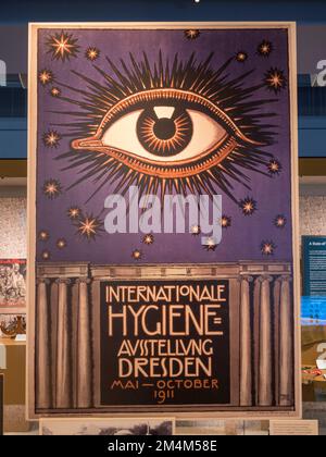 Ein Poster der International Hygiene Exhibition aus dem Jahr 1911 mit Blick auf Rassenhygiene, Holocaust Galleries, Imperial war Museum, London, Großbritannien. Stockfoto