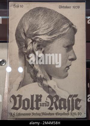 Ein antisemitisches Propagandabuch („Volk und Rasse“ oder „People and Race“ aus dem Jahr 1937, Holocaust Galleries, Imperial war Museum, London, Großbritannien. Stockfoto