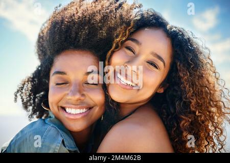 Du und ich sind mehr als Freunde. Zwei Freundinnen amüsieren sich am Strand. Stockfoto