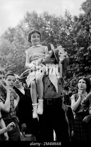 Schauspieler von „Oklahoma“ im Tuileries Garden und Paris Café. Fotos von Marshall-Plan-Programmen, Ausstellungen und Personal Stockfoto