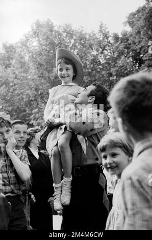 Schauspieler von „Oklahoma“ im Tuileries Garden und Paris Café. Fotos von Marshall-Plan-Programmen, Ausstellungen und Personal Stockfoto