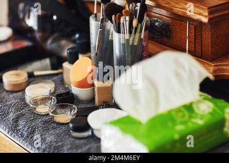 Wählen Sie aus. Eine Vielzahl verschiedener Make-up-Arten auf einem Tisch. Stockfoto