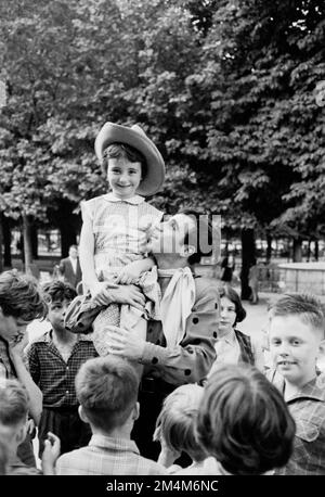 Schauspieler von „Oklahoma“ im Tuileries Garden und Paris Café. Fotos von Marshall-Plan-Programmen, Ausstellungen und Personal Stockfoto