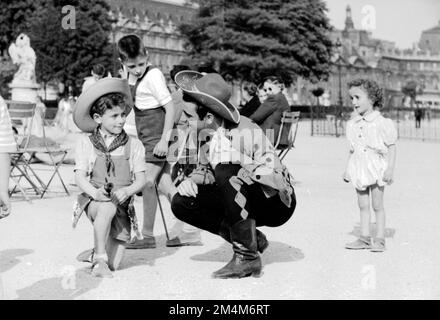 Schauspieler von „Oklahoma“ im Tuileries Garden und Paris Café. Fotos von Marshall-Plan-Programmen, Ausstellungen und Personal Stockfoto