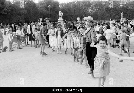 Schauspieler von „Oklahoma“ im Tuileries Garden und Paris Café. Fotos von Marshall-Plan-Programmen, Ausstellungen und Personal Stockfoto