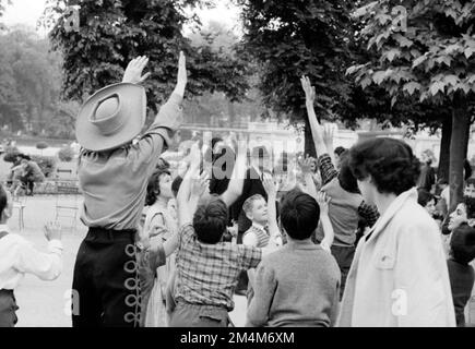 Schauspieler von „Oklahoma“ im Tuileries Garden und Paris Café. Fotos von Marshall-Plan-Programmen, Ausstellungen und Personal Stockfoto