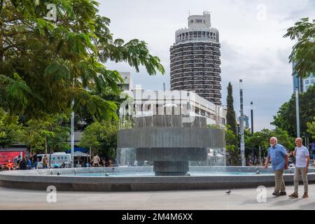 Springbrunnen auf dem Platz in der Stadt Stockfoto