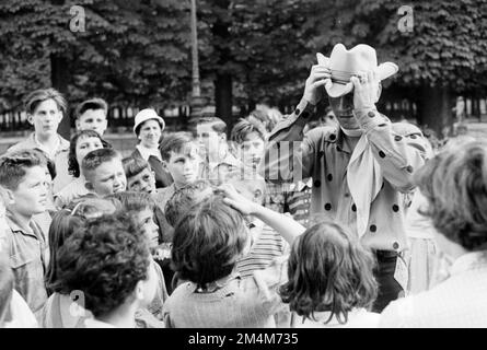 Schauspieler von „Oklahoma“ im Tuileries Garden und Paris Café. Fotos von Marshall-Plan-Programmen, Ausstellungen und Personal Stockfoto