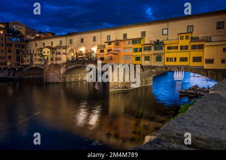 Westseite der Ponte Vecchio am Arno bei Nacht in Florenz, Toskana, Italien Stockfoto