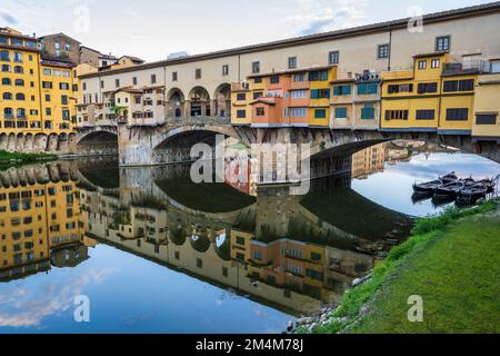 Westseite der Ponte Vecchio am Arno bei Sonnenaufgang in Florenz, Toskana, Italien Stockfoto