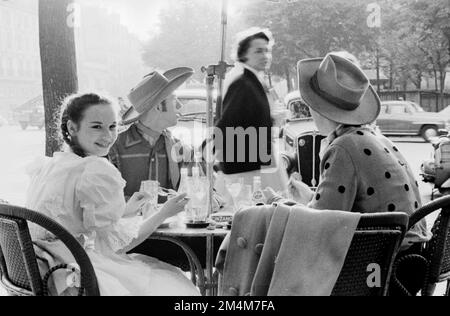 Schauspieler von „Oklahoma“ im Tuileries Garden und Paris Café. Fotos von Marshall-Plan-Programmen, Ausstellungen und Personal Stockfoto