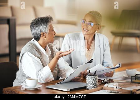 Partnerschaft, Dokumente und ältere Frauen, die für Planung, Denken und finanzielle Überprüfung im Amt sind. Geschäftsleute, Eigentümer und Senior B2B Stockfoto