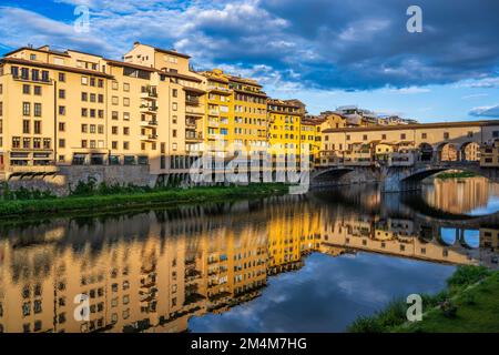 Farbenfrohe Reflexionen von Gebäuden am Südufer des Arno stromaufwärts der Ponte Vecchio bei Sonnenaufgang in Florenz, Toskana, Italien Stockfoto