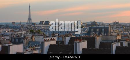 Blick auf die Pariser Dächer und den Eiffelturm bei Tag. Berühmtes Wahrzeichen, Ikone, Touristenziel in Paris, Frankreich. Panorama-Hintergrund, Kopierraum. Stockfoto