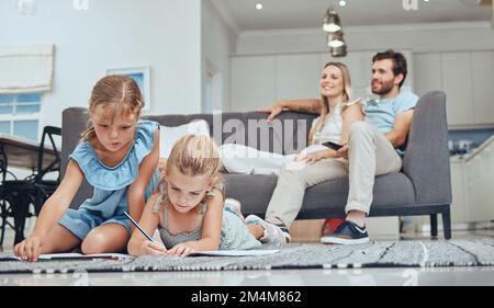 Entspannen Sie sich, Kinder zeichnen und Eltern auf dem Sofa im Wohnzimmer verbinden sich, Hausunterricht und Kinder lernen. Bildung, Familie und Mädchen, die Hausaufgaben machen Stockfoto