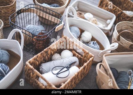 Viele Körbe aus natürlichen, umweltfreundlichen Materialien. Strickgarne, Stricknadeln Stockfoto