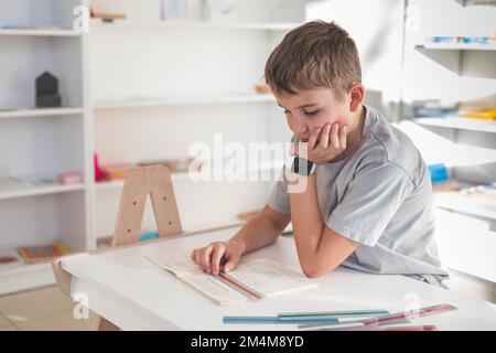 Khabarowsk, Russland, 28. Oktober 2022. Legastheniker-Lesebuch-Legastheniefarbenlineal Stockfoto