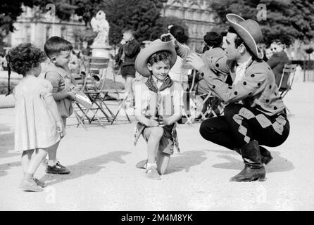 Schauspieler von „Oklahoma“ im Tuileries Garden und Paris Café. Fotos von Marshall-Plan-Programmen, Ausstellungen und Personal Stockfoto