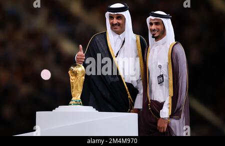 LUSAIL CITY, KATAR - 18. DEZEMBER: FIFA-Weltmeisterschaft Katar 2022 Endspiel zwischen Argentinien und Frankreich am 18. Dezember 2022 im Lusail Stadium in Lusail City, Katar. Fussball Weltmeisterschaft Finale Argentinien - Frankreich Emir des Bundesstaates Katar Tamim bin Hamad Al Thani mit Bruder Jassim bin Hamad bin Khalifa Al Thani FIFA WM 2022 in Katar Katar FIFA Fußball-Weltmeisterschaft 2022 © diebilderwelt / Alamy Stock Stockfoto