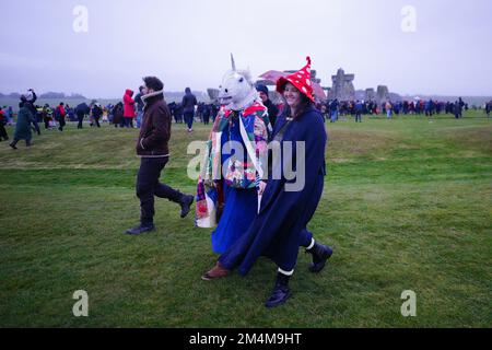 Während des Sonnenaufgangs feiern die Besucher die Wintersonnenwende am Stonehenge prähistorischen Denkmal auf der Salisbury Plain in Wiltshire. Foto: Donnerstag, 22. Dezember 2022. Stockfoto