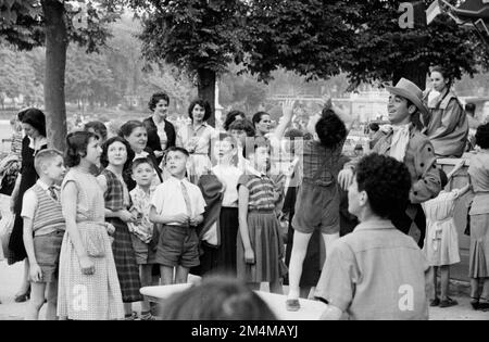 Schauspieler von „Oklahoma“ im Tuileries Garden und Paris Café. Fotos von Marshall-Plan-Programmen, Ausstellungen und Personal Stockfoto