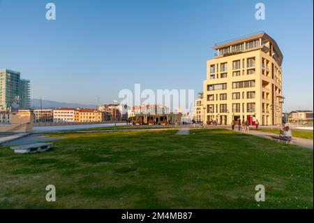 Italien, Savona. Panorama, Blick auf die Stadt Savona in der Gegend von Porto Nuovo. Modernes Gebäude und Architektur. Stockfoto