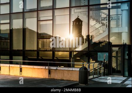 Italien, Savona. Panorama, Blick auf Savona in der neuen Hafengegend bei Sonnenuntergang. Typische Bauweise und Architektur. Reisen und Tourismus. Stockfoto