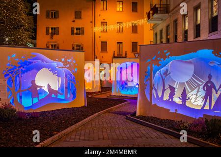 Papierlandschaftsanlagen, dreistufiger Beleuchtungsprozess während der Weihnachtszeit in der Stadt Trento in Trentino Alto Adige, Norditalien. Stockfoto