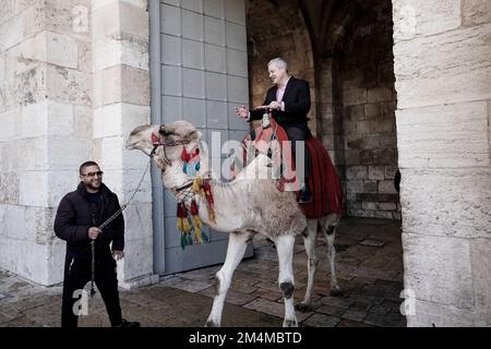 Jerusalem, Israel. 22. Dezember 2022. GEORGE NOLL, Chef der USA Büro für Palästinensische Angelegenheiten, reitet auf einem Kamel am Jaffa-Tor der Altstadt. Kredit: Nir Alon/Alamy Live News Stockfoto