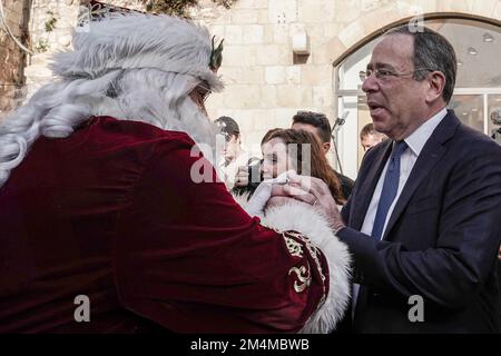 Jerusalem, Israel. 22. Dezember 2022. USA Der Botschafter in Israel, THOMAS NIDES, begrüßt den Weihnachtsmann, dargestellt von ISSA KASSISSIEH, am Jaffa-Tor der Altstadt. Kredit: Nir Alon/Alamy Live News Stockfoto