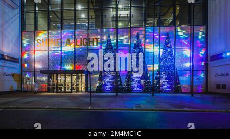 Coutts Bank dekoriert für die Festtage. Stockfoto